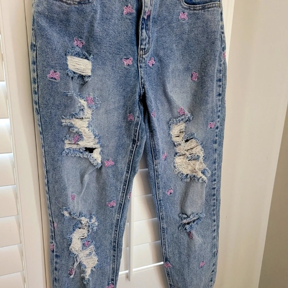 Tinseltown Embroidered Butterfly Jeans Size 7 Light Blue Distressed Holes Youth - Picture 3 of 4